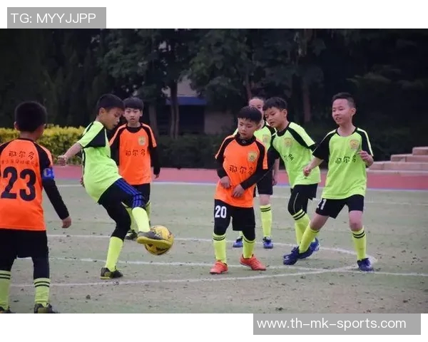 快乐奔跑在绿茵场小学生足球歌唱响青春梦想与友谊的旋律